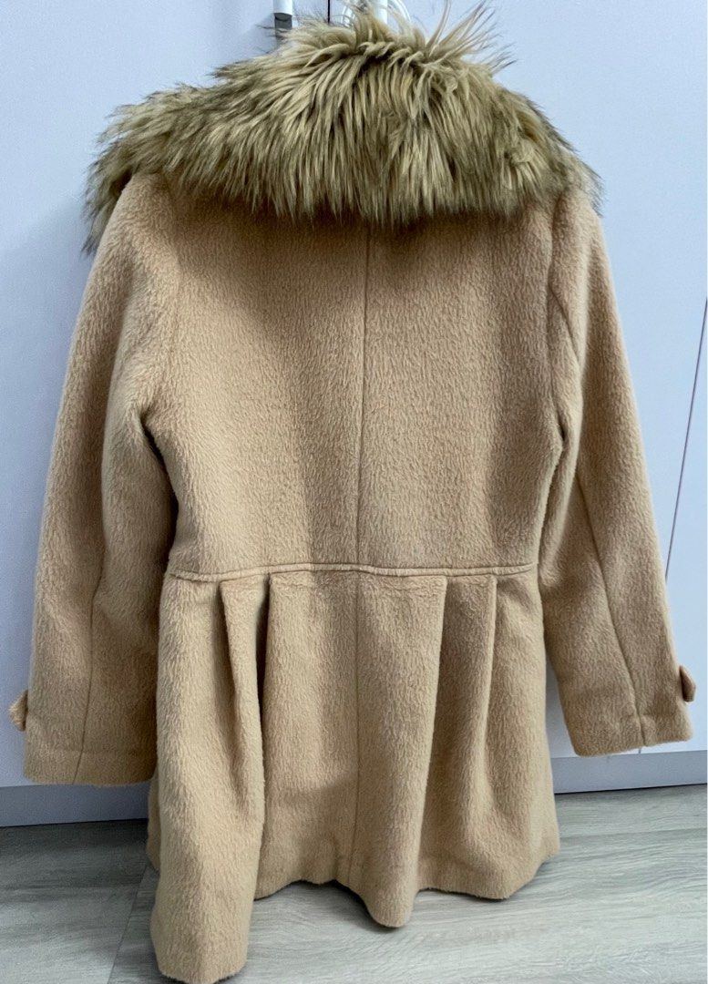 Coat with detachable fur (Category: Coats, Jackets and Outerwear) located in Jaen. Submitted by cutecottons09 (Listing ID 1299386383, Image 2). Description: Small - semi medium Selling low Bought in Japan No flaws Stylish and cute.