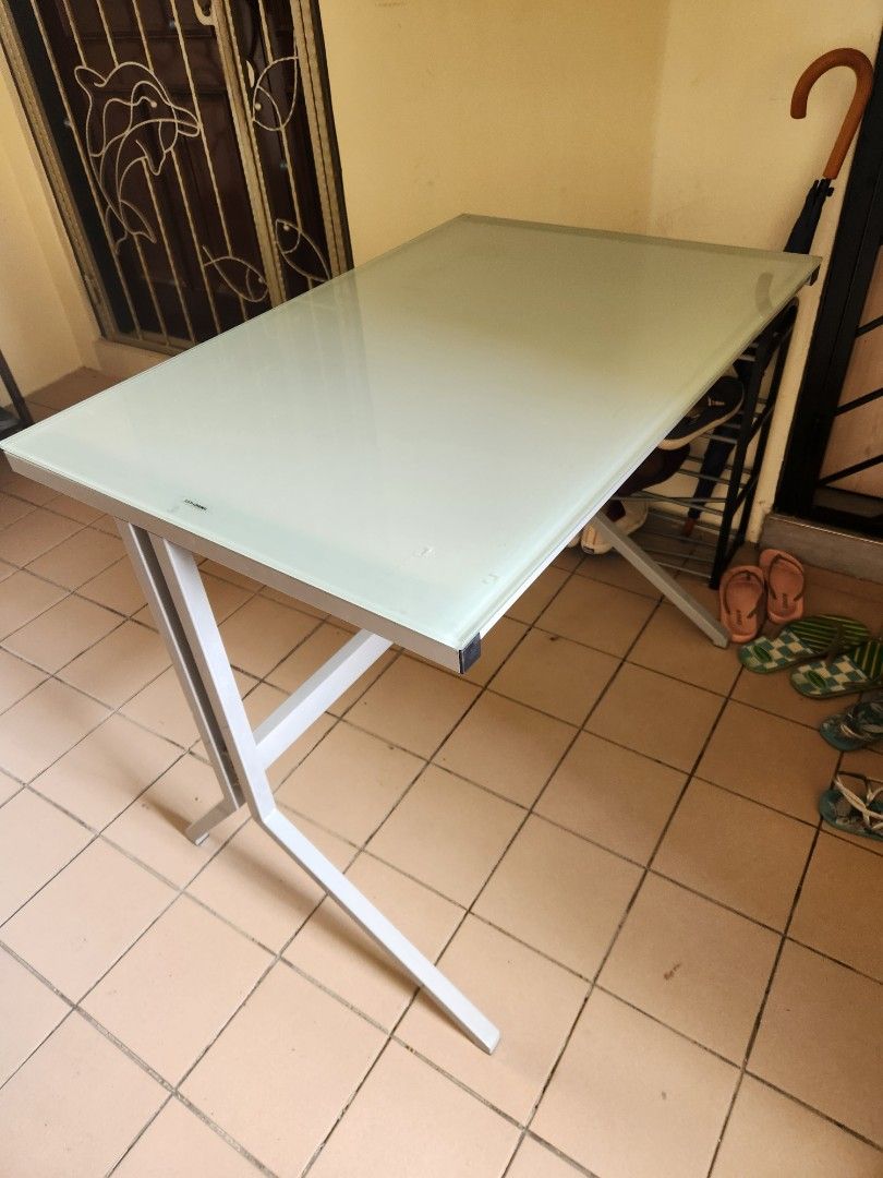 Computer / Study Table (Category: Tables & Sets) located in Singapore. Submitted by k3n888 (Listing ID 1299299355, Image 1). Description: with Tempered Glass table top. No Cracks..