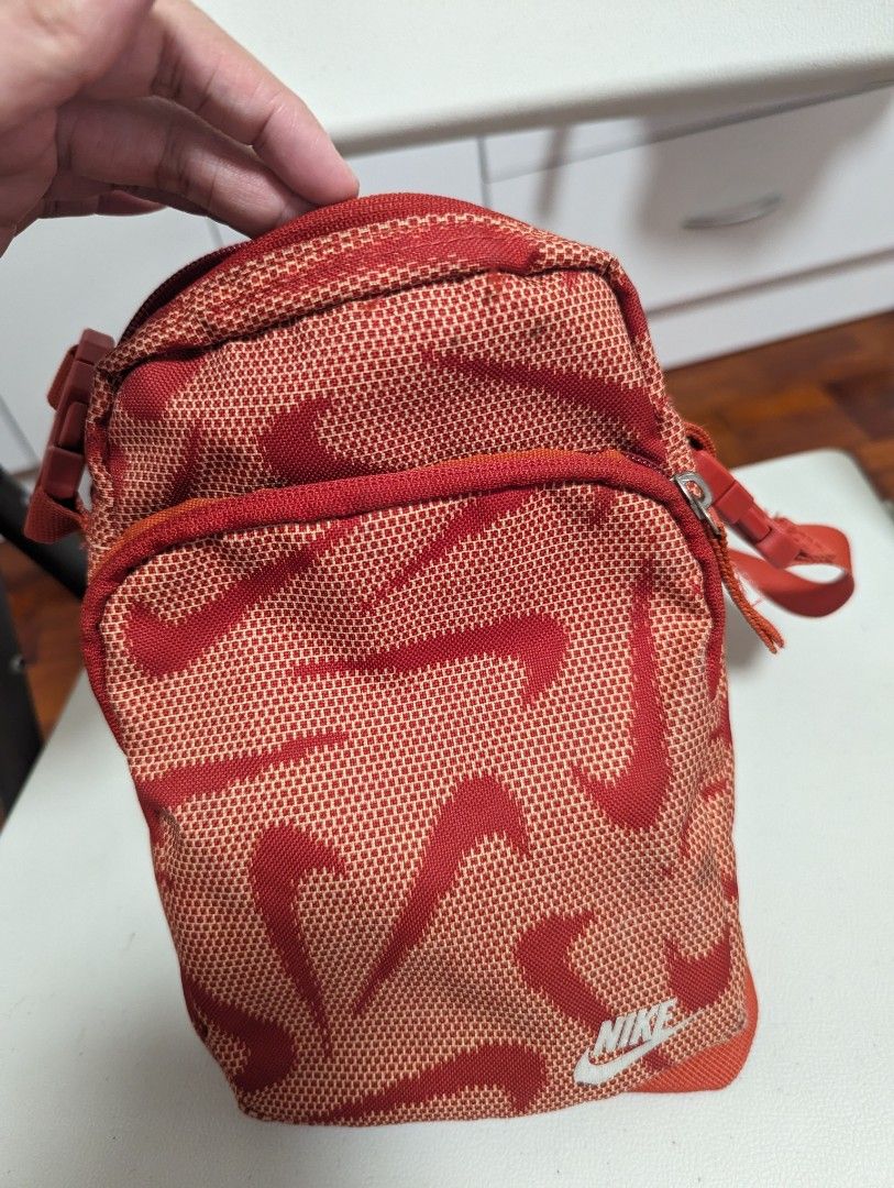 Nike Heritage Crossbody Bag 4L (Category: Sling Bags) located in Quezon City. Submitted by tinesarmiento (Listing ID 1299349047, Image 2). Description: .