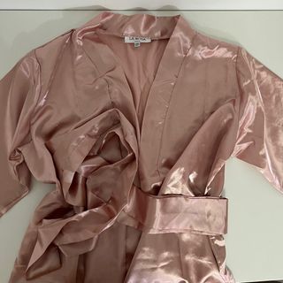 pink robe (La Rosa Novia)