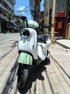 SCOOTER WITH TOP BOX