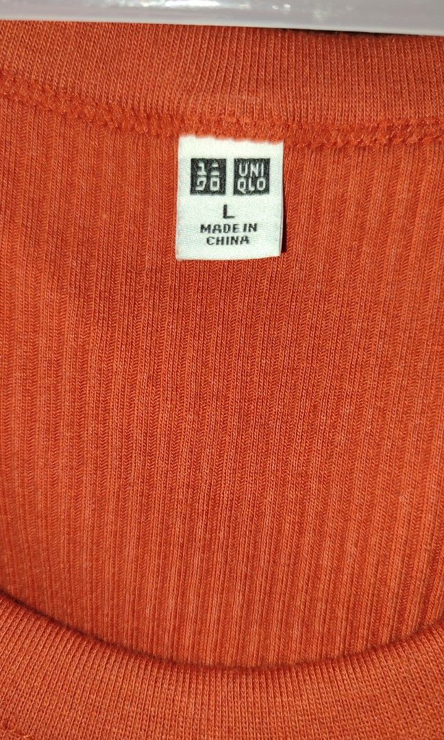 Uniqlo ribbed sleeveless (Category: Sleeveless) located in Pateros City. Submitted by popop (Listing ID 1299300810, Image 2). Description: no flaws like new nalabhan lang di nagamit malaki sakin.