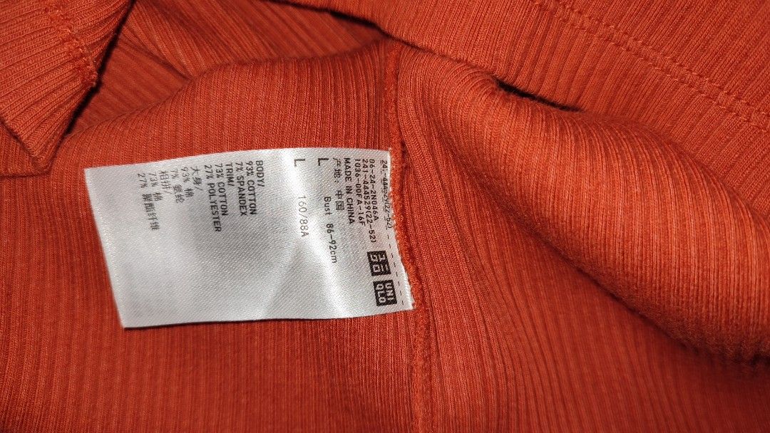 Uniqlo ribbed sleeveless (Category: Sleeveless) located in Pateros City. Submitted by popop (Listing ID 1299300810, Image 3). Description: no flaws like new nalabhan lang di nagamit malaki sakin.