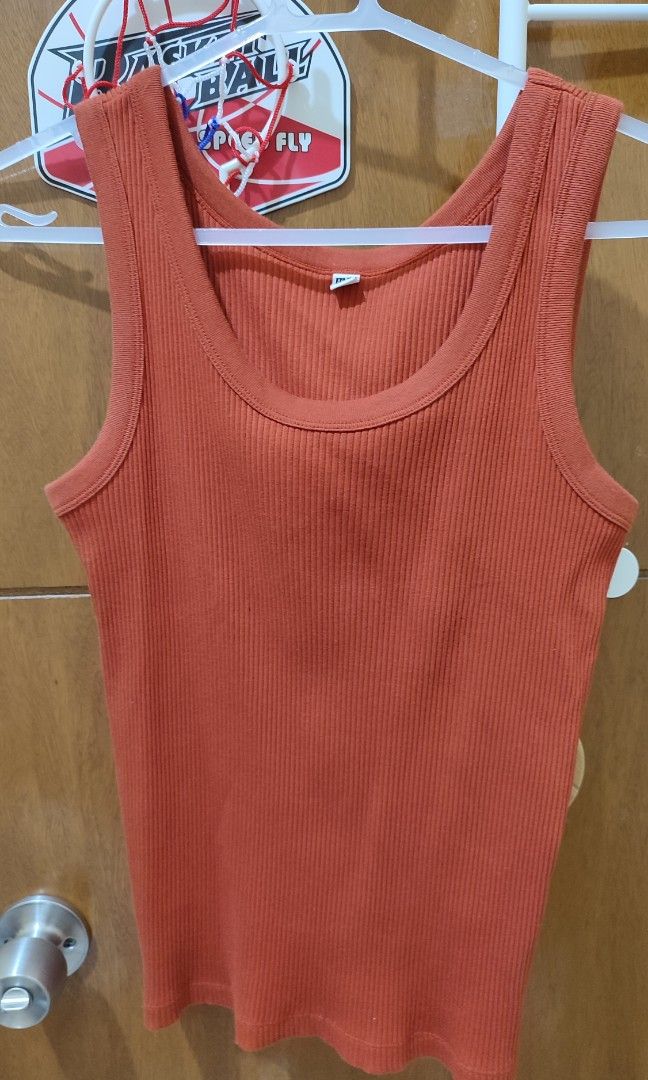 Uniqlo ribbed sleeveless (Category: Sleeveless) located in Pateros City. Submitted by popop (Listing ID 1299300810, Image 1). Description: no flaws like new nalabhan lang di nagamit malaki sakin.