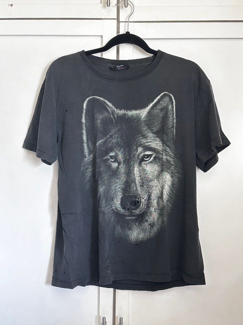 VINTAGE WOLF GRAPHIC T SHIRT (Category: Tshirts & Polo Shirts ) located in Pasig City. Submitted by commonedit (Listing ID 1299435914, Image 1). Description: MOP: GCash Courier: Lalamove / Grab .