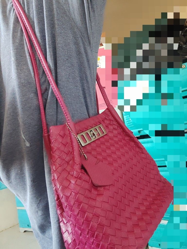 Weave Fashion Bag (Category: Shoulder Bags) located in Caloocan City. Submitted by guiltypleasures75 (Listing ID 1299331392, Image 2). Description: Unbranded Weave (banig type) bag. policy: No return,No exchange ..