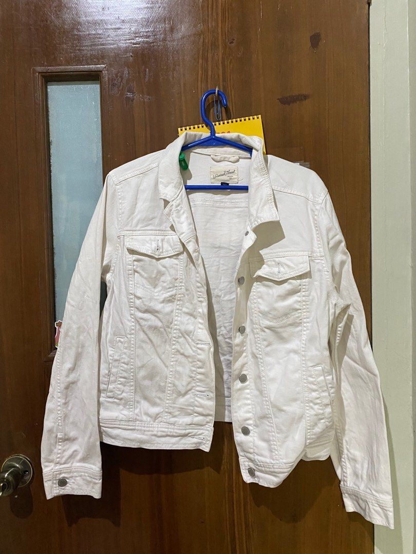 White Denim Jacket (Category: Longsleeves) located in Mabalacat. Submitted by babydollup (Listing ID 1299329658, Image 1). Description: - size: M - used only once.