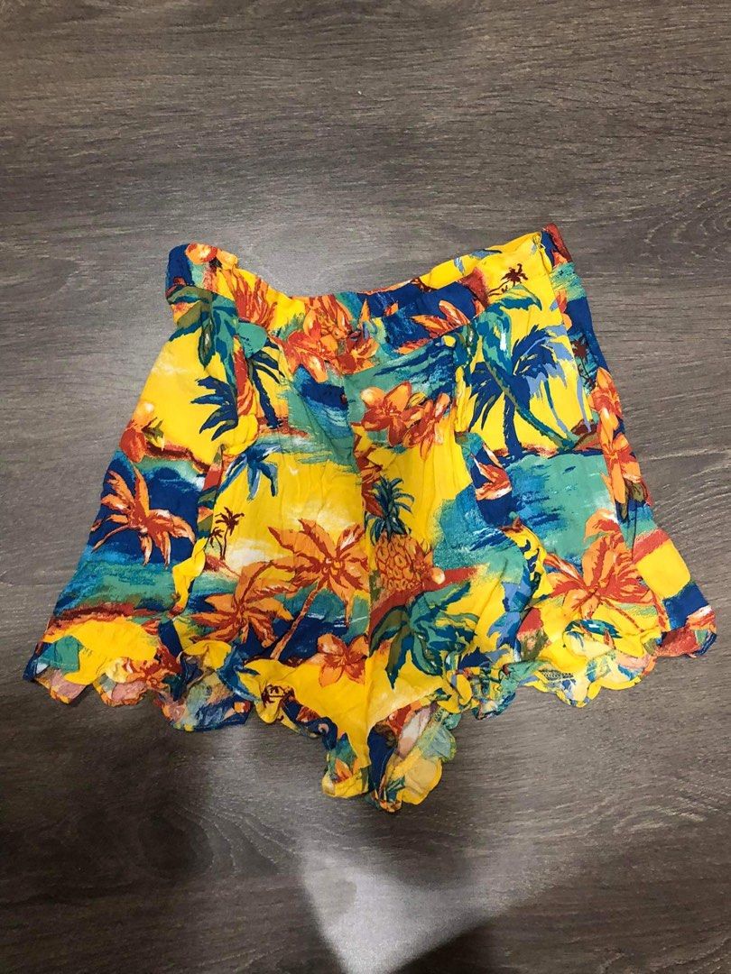 Zara floral shorts (Category: Shorts) located in Naga. Submitted by dcndn (Listing ID 1299335147, Image 1). Description: .