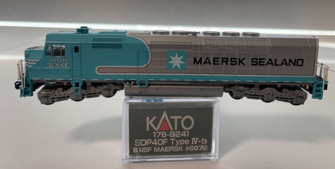 100% new Kato 176-9241 BNSF Maersk EMD SDP40F Type IVb