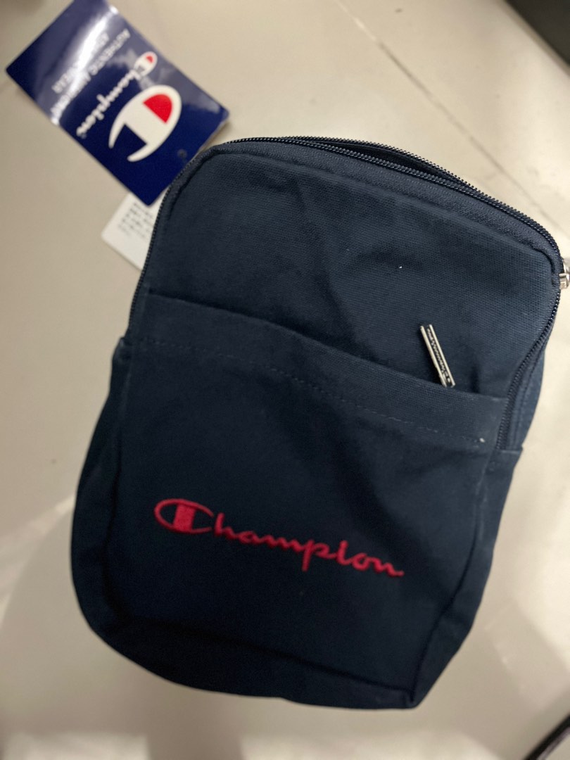 全新Champion crossbody bag 潮牌斜孭小袋, 女裝, 手袋及銀包, 多