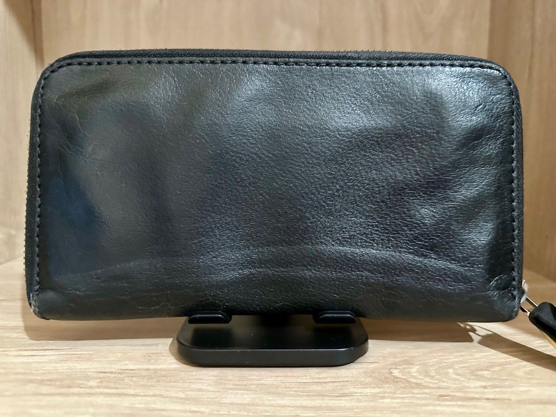 Chloe Long Wallet (Category: Luxury Bags & Wallets) located in Laur. Submitted by camdcg (Listing ID 1299481907, Image 2). Description: PROJECT PROJECT PROJECT Preloved, authentic Chloe long zippy wallet No bakbak and sticky parts but with super dry leather MOP: Gcash, BDO MOD: J&T Location: Nueva Ecija.