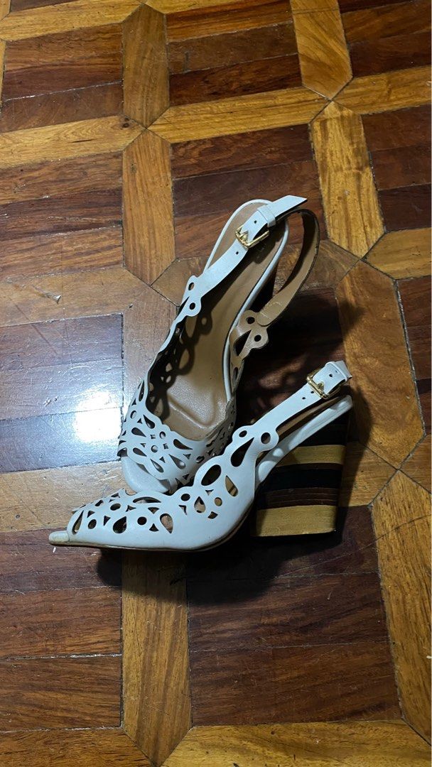 CMG wedge heels white (Category: Heels) located in Manila. Submitted by lauribatinga (Listing ID 1299589871, Image 2). Description: Doesn’t fit me.
