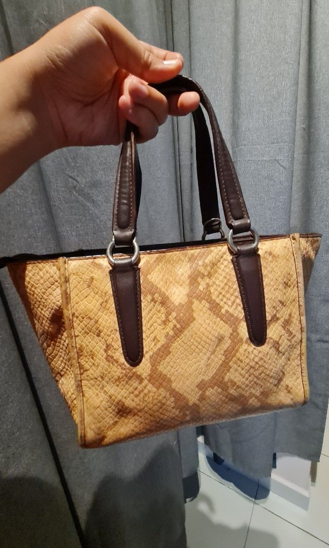 COACH bag (Category: Tote Bags) located in Sungai Petani. Submitted by boo_chee (Listing ID 1299519607, Image 2). Description: xda tali sling wsp 0134993501.