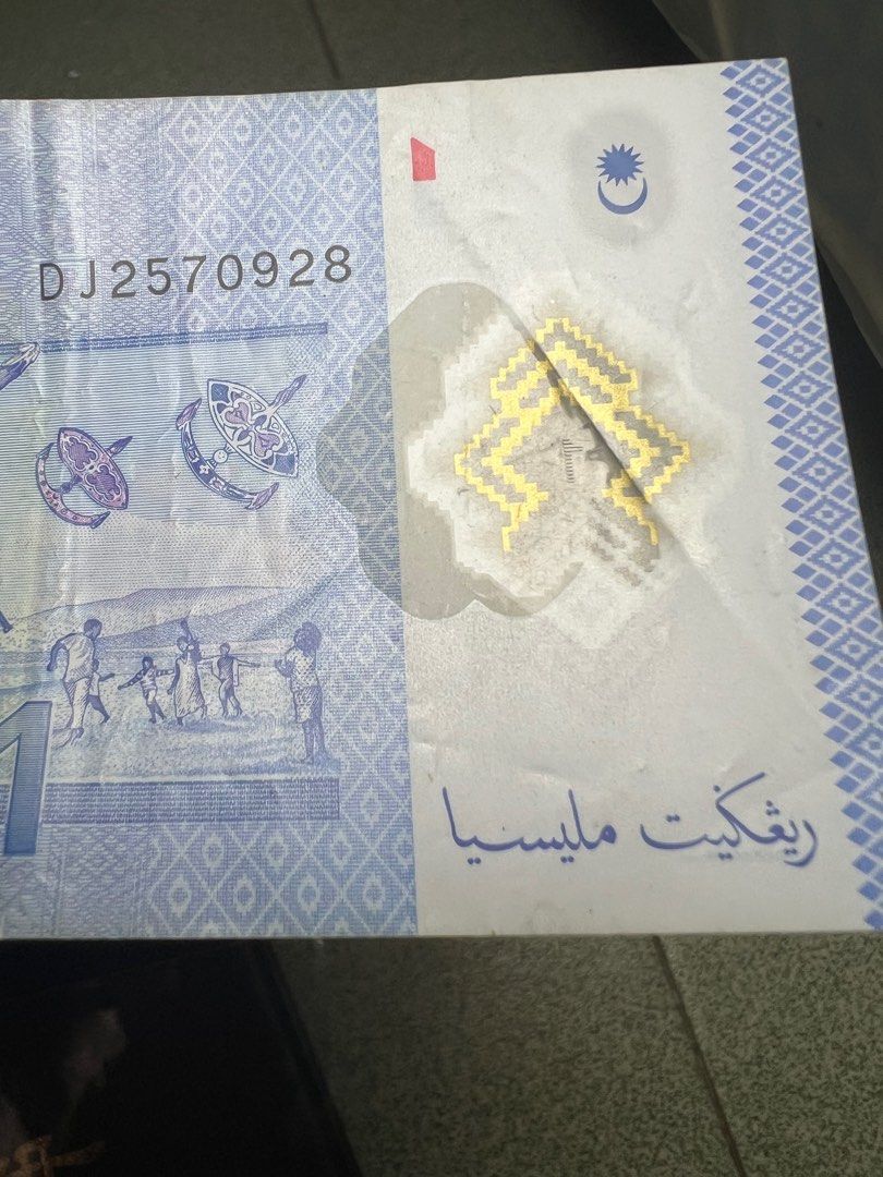 Error (Category: Currency) located in Kuala Lumpur. Submitted by Collective_Soul (Listing ID 1296886940, Image 3). Description: 🍀12th Series Zeti Aziz - Rm5 and RM1 Printing Error the image of the window and the shadow were separated (Window Shadow) 🍀Rare error (polymer notes) GVF ( no tear ) RM 5 got pinholes .