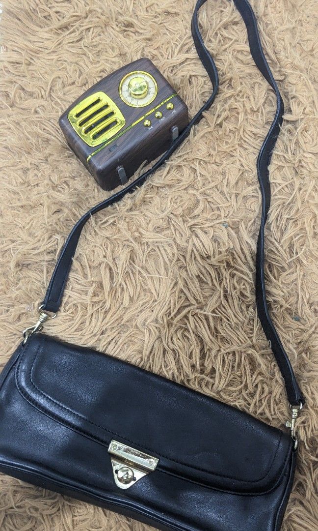 Giani Bernini Sling Purse (Category: Luxury Bags & Wallets) located in Caloocan City. Submitted by everydayjoys (Listing ID 1299471750, Image 2). Description: Very gorgeous vintage bag💞 Looks new.