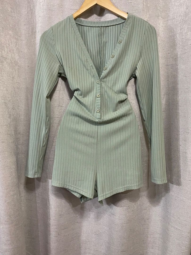 Green Longsleeve Romper (Category: Rompers) located in Manila. Submitted by janicaking (Listing ID 1299590810, Image 2). Description: Has minor issue. But goods pa panggala. Comfy ang tela. •Size: Medium-Large (Stretchable) Feel free to dm me if you are interested! 📍Pandacan, Manila..