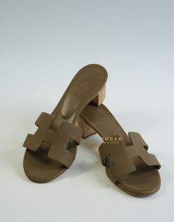 Hermes Oasis Sandals in Epsom Etoupe