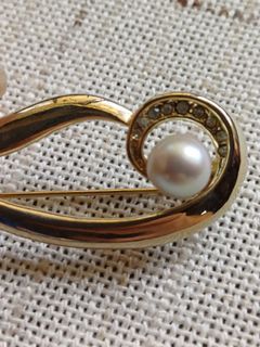 Mikimoto Pearl Brooch with Stones in Gold