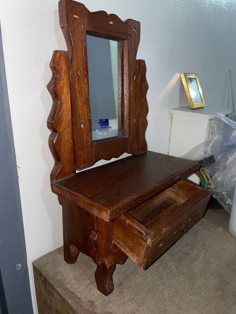 Mini vanity mirror (Category: Mirrors) located in Rizal. Submitted by declutterbyiris (Listing ID 1299597006, Image 3). Description: Tunay na kahoy binili po sa Vigan Ilocos Parang laruan.
