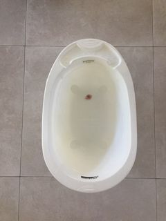 NANNY ESSENTIAL Bath Tub with Drain Plug