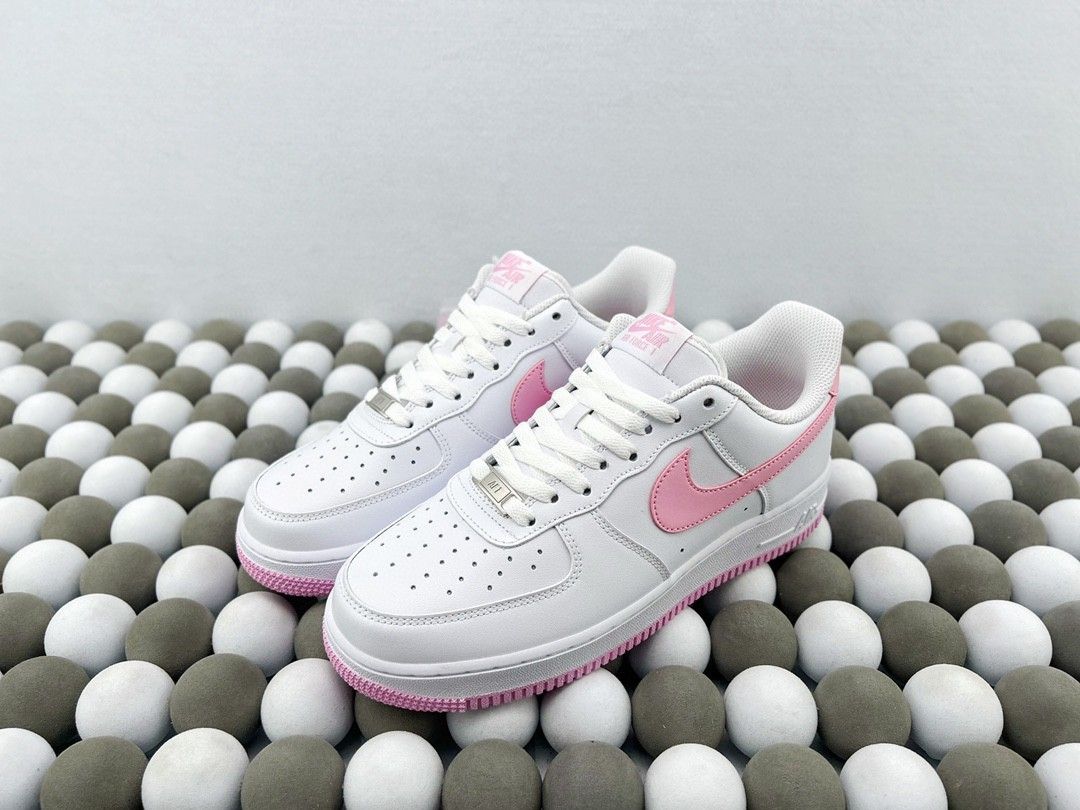 Size 4 white air forces outlet