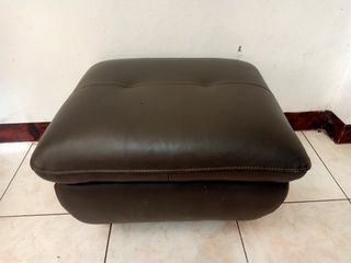 OTTOMAN / FOOTREST🇯🇵

1,300 pesos🙂

L 21" W 25"
genuine leather 
Solidwood legs
In good condition
