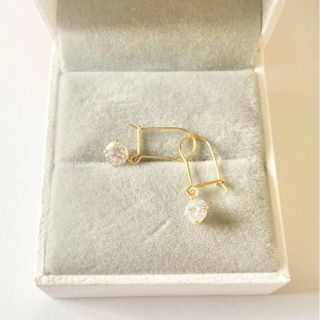 pawnable 18k dangling diamond earrings