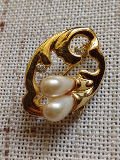 Pearl Brooch in Gold with Faux Diamond Stones