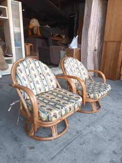 Rattan Swivel Chair L21.5 x W18 x H12 Sandalan height 26 In good condition