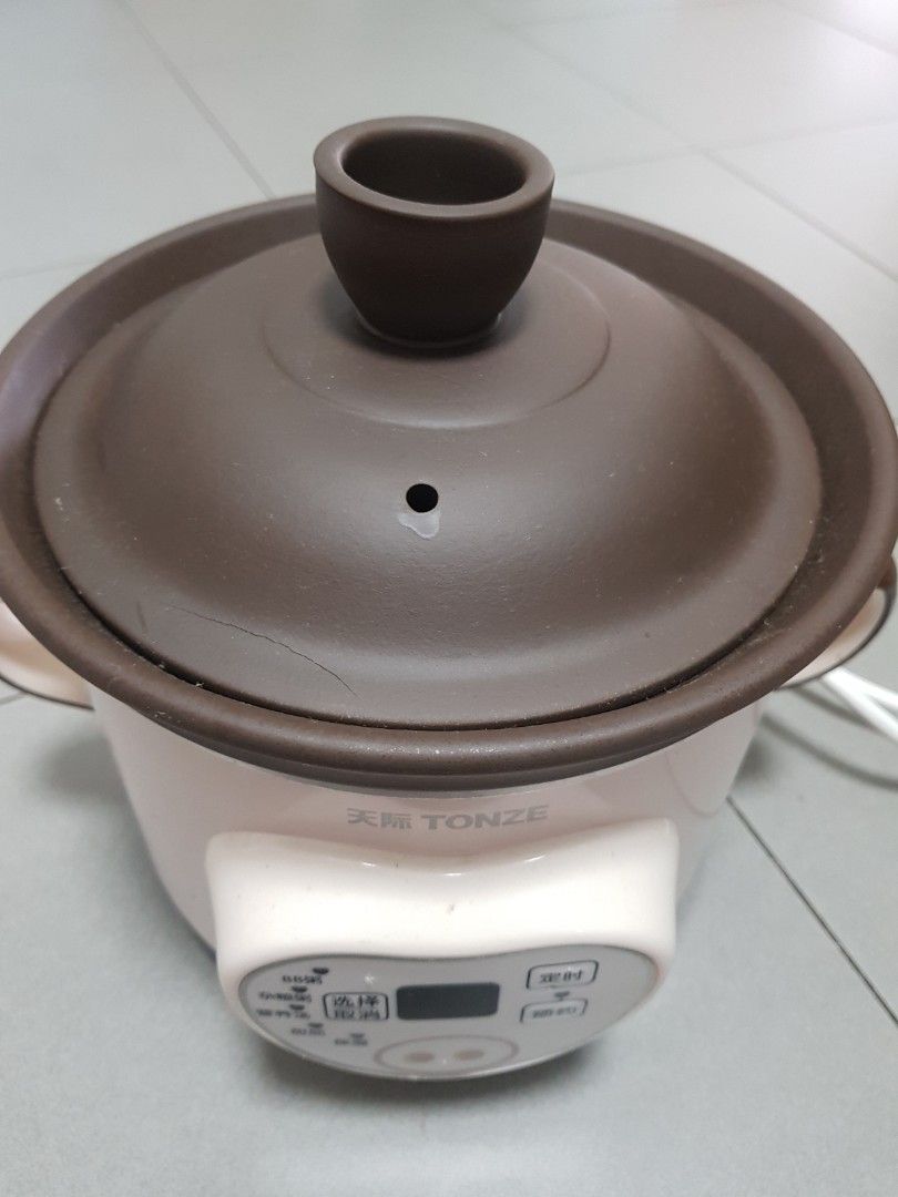 Slow cooker (Category: Cookers) located in Singapore. Submitted by semi_haitus (Listing ID 1299522708, Image 2). Description: brand new clay slow cooker. brand is Tonze. good for brewing soup, tonics or congee.