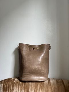 textured leather bucket bag