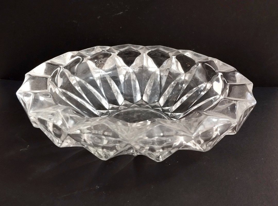 UK Crystal Bowl (Category: Vases & Decorative Bowls) located in Marikina City. Submitted by macy_1024 (Listing ID 1299465584, Image 2). Description: Height: 2" Diameter: 8.5".