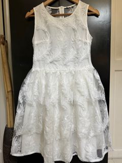 White lace sleeveless dress