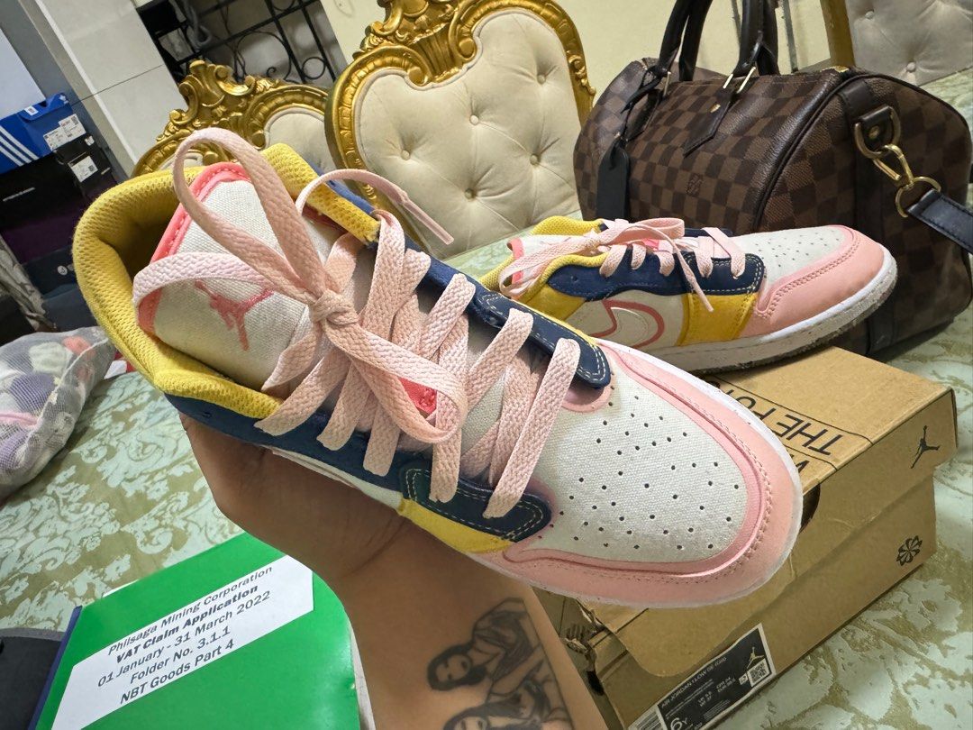 AIR JORDAN 1 LOW SE (GS) (Category: Sneakers) located in Quezon City. Submitted by superheromickey (Listing ID 1299753358, Image 3). Description: Almost brand new! Isang beses lang nagamit. Original na original! Size 6Y.