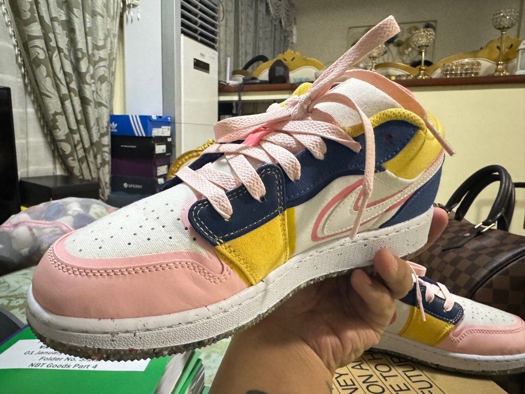 AIR JORDAN 1 LOW SE (GS) (Category: Sneakers) located in Quezon City. Submitted by superheromickey (Listing ID 1299753358, Image 2). Description: Almost brand new! Isang beses lang nagamit. Original na original! Size 6Y.