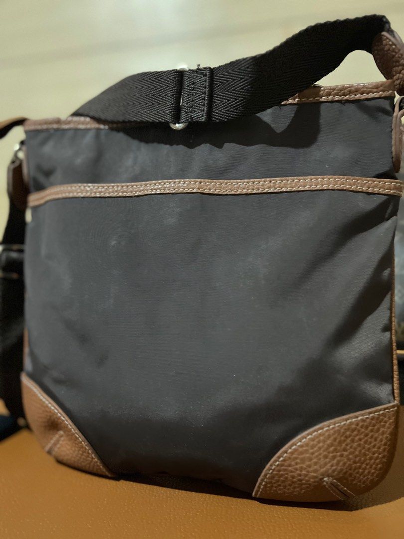 Authentic Jack Nicklaus Sling Bag (Category: Luxury Bags & Wallets) located in Cainta. Submitted by joval.villanera (Listing ID 1299700466, Image 3). Description: Authentic Jack Nicklaus Sling Bag Good quality leather and materials used. With slight dirt that can be easily clean. Medium size for daily use. .