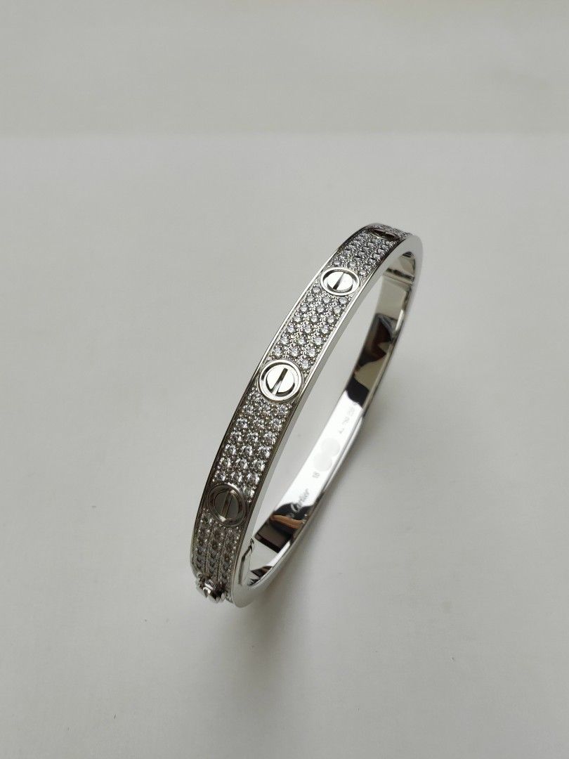 カルティエ 卡地亞Cartier LOVE滿天星寬版手鐲 New Style Size18 Bracelet(官方推薦店)🔥Discount offered （分類：飾物及配件）位於 Hong Kong。 由 jacky.appraiser 提交（商品編號 1299758015，圖片 1）。簡介： LOVE 系列於 1969 年在紐約誕生，現已成為全球標誌。 這一切都始於第一個創作，即由珠寶大師 Aldo Cipullo 設計的黃金 LOVE 手鐲。 自問世以來，LOVE 手鐲為本世紀一些最具代表性的情侶手腕增光添彩， 該系列現已擴展至包括各種手鐲、戒指、項鍊和耳環，並以鑽石裝飾詮釋獨特的情感表達。 鎖住你的愛，直到永遠。 官網新款售價：374,000 品牌：Cartier 系列：Love 名稱：寬版滿天星 材質：750白金 尺寸：18 寬度：6.7毫米 配件：卡地亞保證書 產品型號：N6717618 安心服務：商品均設陪驗認證服務 新＼舊款式：新款 (新款價值高於舊款) 新＼舊程度：