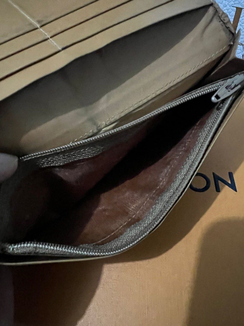 Celine Bundle wallet (Category: Luxury Bags & Wallets) located in Makati City. Submitted by damoreluxe (Listing ID 1299718656, Image 3). Description: Authentic Celine long wallet and Bi-fold wallet Project condition, thats why we’re selling low. issues can be seen on the photos posted. Can still be repaired and usable. Super mura na po kaya bawal sa maselan. FIXED PRICE.