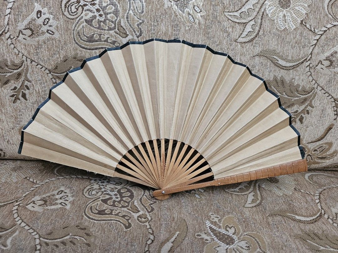 Chinese fan (Category: Fans) located in Quezon City. Submitted by nica_quiazon (Listing ID 1299631358, Image 2). Description: light weight still in good condition RFS: Decluttering.