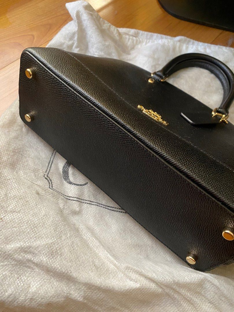 co@ch mini sierra bag (Category: Luxury Bags & Wallets) located in Pasig City. Submitted by choco.co (Listing ID 1299671400, Image 3). Description: - barely used!!! Super duper nice as if brand new 😩 - bought it myself in japan (coach outlet) - no box/dustbag but I can give a different dust bag - price can be negotiated :) .