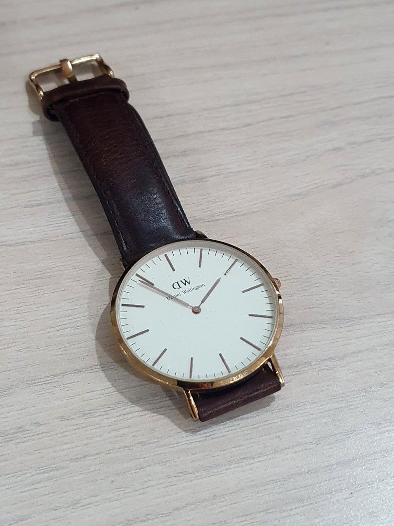 Daniel Wellington watch 40mm brown leather strap Men s Fashion Watches Accessories Watches on Carousell