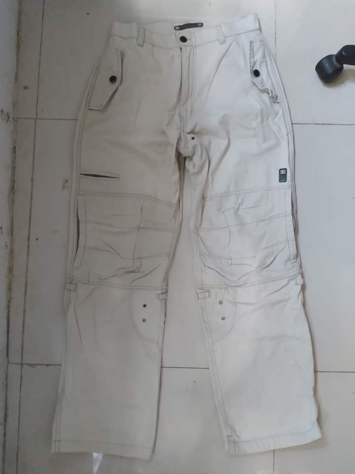 VINTAGE DC SKATEBOARDS (Category: Jeans) located in Cainta. Submitted by doobiista (Listing ID 1299719321, Image 1). Description: VINTAGE DC MULTI POCKET CARGO VERYGOOT TO EXCELLENT CONDITION WAIST 30 TO 31 EXCELLENT CONDITION.