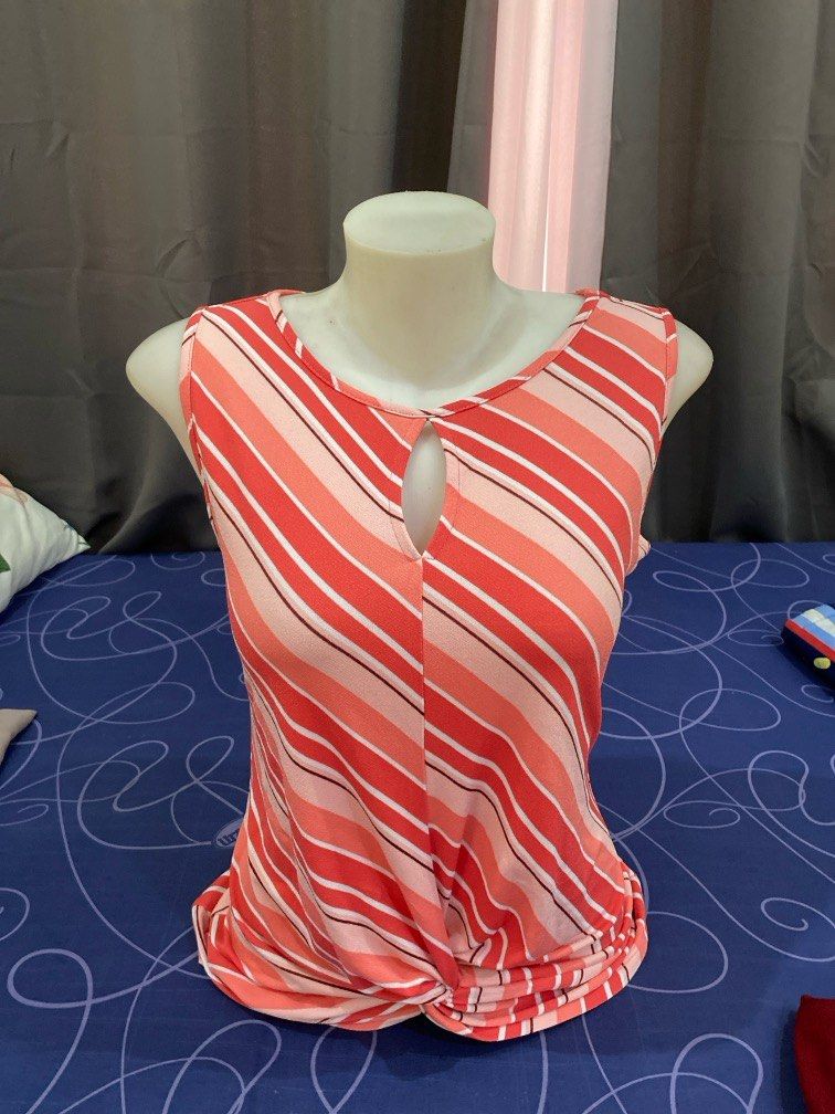 1 Bold Elements Crew Neck Sleeveless y2k Tank Top (Category: Shirts) located in Agoo. Submitted by roxylovedth (Listing ID 1299631366, Image 2). Description: Fits XS-M VERY STRETCH.