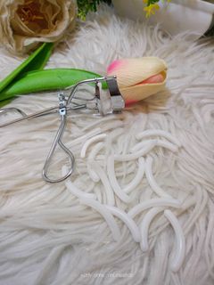 EYELASH CURLER WITH EXTRA RUBBER