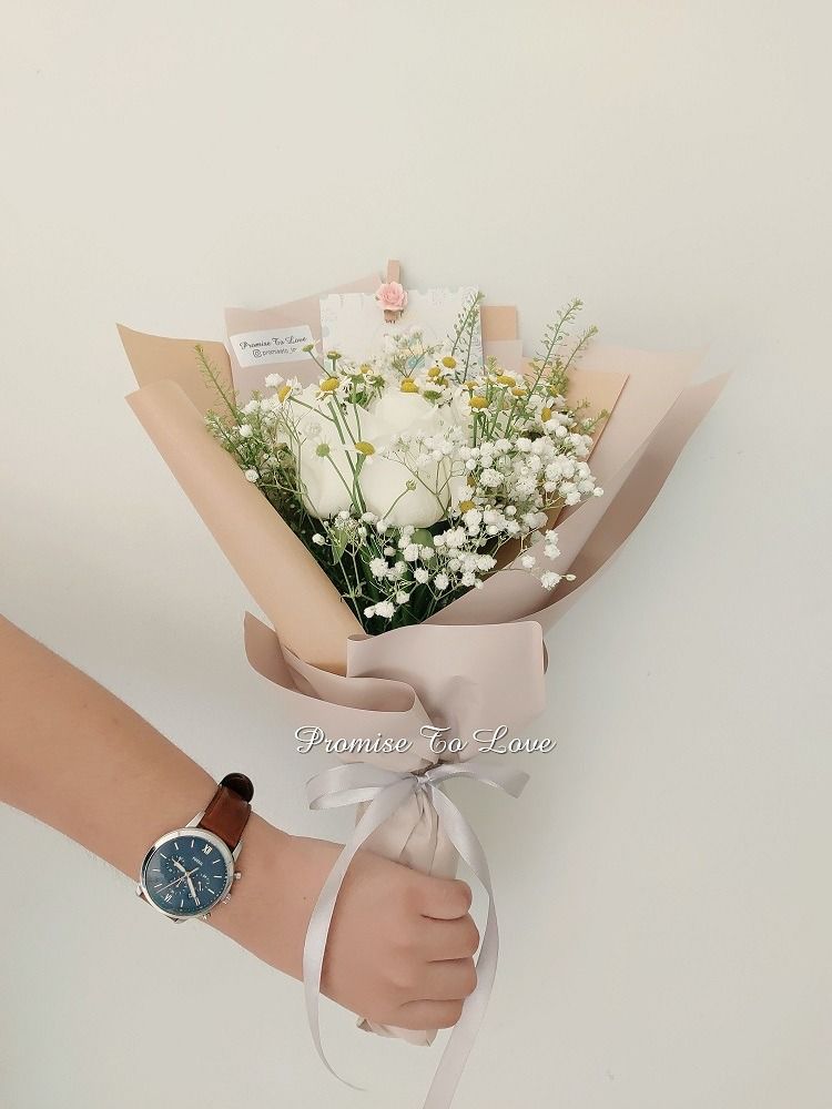 FREE delivery of fresh roses and daises bouquet (Anniversary/Birthday/Surprise) (Category: Flowers & Bouquets) located in Singapore. Submitted by promisetolove (Listing ID 1299737781, Image 1). Description: Fresh roses, daises and baby's breath bouquet. Free greeting card Free in-house doorstep delivery service. Free bouquet carrier bag. Photo ©️ Promise To Love.