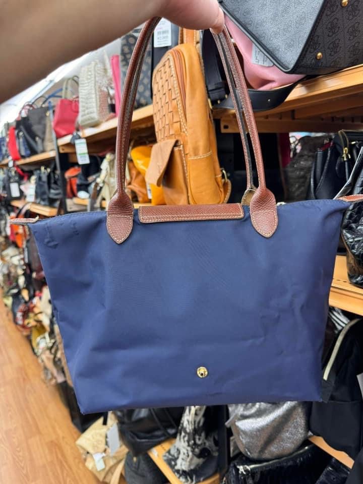 Longchamp Long Handle (Japan Preloved) (Category: Luxury Bags & Wallets) located in Marikina City. Submitted by mikrokosm_s (Listing ID 1299732486, Image 2). Description: Longchamp Long Handle Japan Preloved slight flaw RANK B.