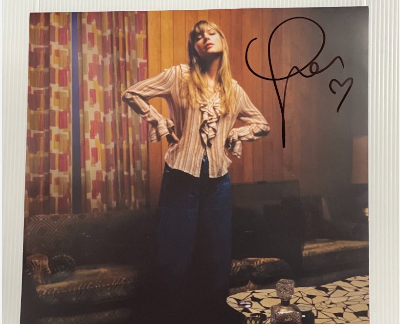 LOOKING FOR: Any taylor swift signed cd or vinyl (Philippines) (Category: CDs & DVDs) located in Bulacan. Submitted by saigezapat07581 (Listing ID 1299622799, Image 1). Description: Please im looking for cheap taylor swift signed cd! - Gcash MOP - Willing to Give 2k - 3.5K (CAN ADD) - Prio is Lover until the present era (If have extra or for sale please DM me. I have been looking for months even from midnights era really want to get 1 signed cd. 
