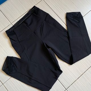 Lululemon 7/8 black leggings dot 6