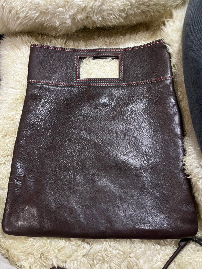 Marc Jacobs Handbag sling (Category: Luxury Bags & Wallets) located in Muntinlupa City. Submitted by luxurybagprince1 (Listing ID 1299744387, Image 3). Description: Authentic Marc Jacobs pure leather laptop sleeves or document holder with sling L 12.5” H 15”.