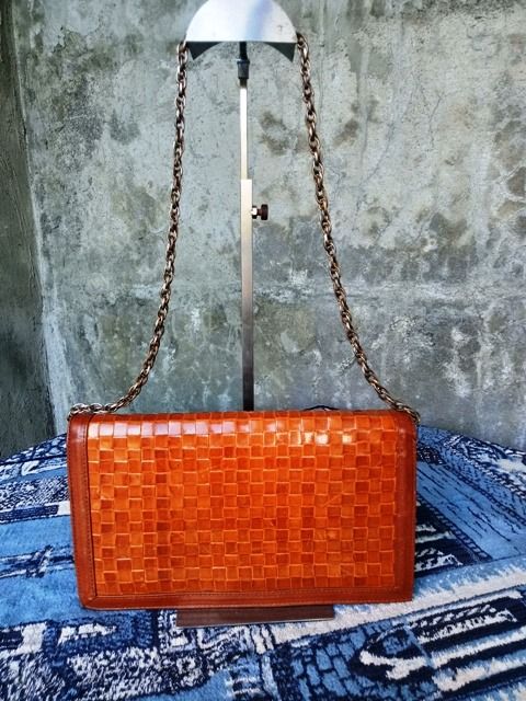 MARUEM SHOULDER/CLUTCH BAG (Category: Shoulder Bags) located in Kalibo. Submitted by secondchances.thriftsh8p (Listing ID 1299643673, Image 1). Description: Material: Leather Size Approx: L-10", H-6", W-1.5" Color: Orangy (Color might differ due to streaming of lights/lighting effects) Reservation: 1-2 Days only to settle payment. NO RETURN/EXCHANGE/REFUND. Payment option: PAYMENT FIRST thru BPI, GCash, & other Remittance Services. Shipping sched